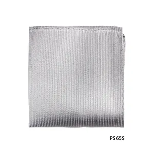 Zilveren pochet detail, fijn gestructureerde geweven stof, elegant pak accessoire