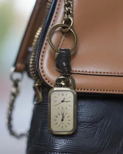 Dettaglio orologio da tasca vintage al quarzo a doppio quadrante con cinturino in pelle.