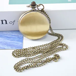Vista dettagliata di un orologio da tasca al quarzo in bronzo vintage con catena classica.