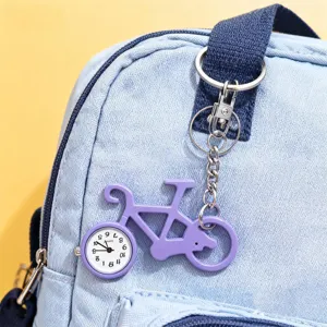 Detailopname van paars fietsvormig sleutelhangerhorloge, creatief zakhorloge hangend.