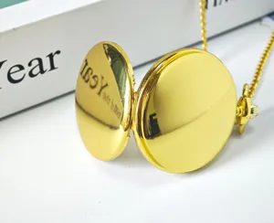 Primo piano dettagliato di un orologio da tasca al quarzo classico con catenina dorata.