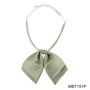 Gedetailleerd overzicht van de lichtgroene JK uniform strik met verstelbare witte elastische band.