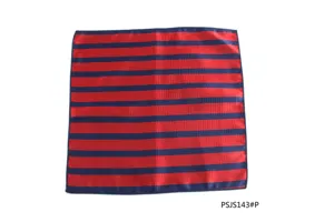 Detailansicht eines rot-blau gestreiften Herrentaschentuchs, klassisches Accessoire Anzug.