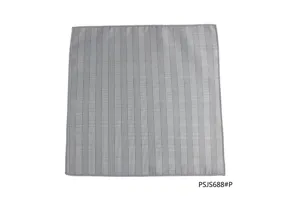 Detailansicht des grauen karierten Einstecktuchs mit feiner Textur und sauberer Kantennaht.