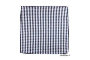 Detailansicht des blau-weißen karierten Einstecktuchs, sauberer Stoff und feine Nähte.