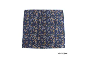 Nahaufnahme des eleganten blauen Herren-Einstecktuchs mit klassischem Paisleymuster im Detail.