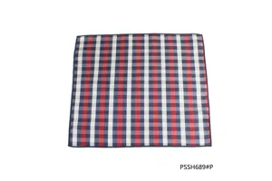 Detailansicht des klassischen rot, weiß und blau karierten Herren Anzug Einstecktuchs.