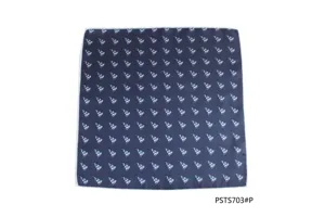 Detailansicht eines dunkelblauen Mikrofaser-Einstecktuchs mit elegantem Segelboot-Muster.