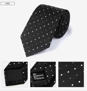 Schwarze Business Krawatte Stoff Detailansicht mit Jacquard Polka Dot Textur und Etikett.