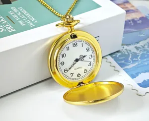 Primo piano di un classico orologio da tasca dorato con quadrante bianco e catenina.
