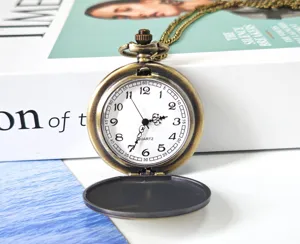 Orologio da tasca vintage in bronzo al quarzo con catena lunga per dettaglio.