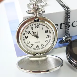 Vista dettagliata di un orologio da tasca al quarzo vintage argentato con quadrante bianco.