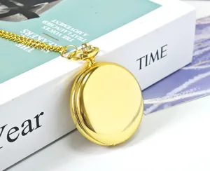 Orologio da tasca vintage dorato con catena, collana orologio classica ed elegante per tutti.