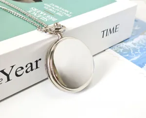 Orologio da tasca in metallo argentato con catena, primo piano del design rotondo della cassa.