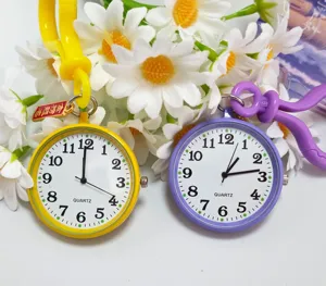 Close-up van het schattige studenten zakhorloge met kwarts wijzerplaat en gekleurde ring.