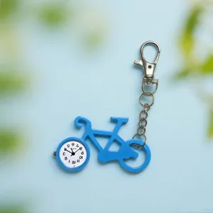Leuke blauwe fietsvorm sleutelhanger quartz zakhorloge met metalen ketting en karabijnhaak.