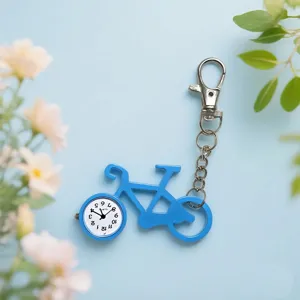 Leuke blauwe fiets vorm sleutelhanger zakhorloge met kwarts wijzerplaat voor stijlvolle mode.