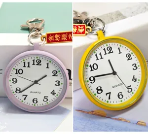 Leuke studenten kwarts zakhorloge met sleutelhanger, grote wijzerplaat, meerdere kleuren.