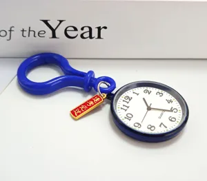 Studenten kwarts zakhorloge met blauwe sleutelhanger fob en rode examen hanger detailweergave.