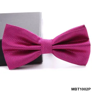 Farfallino magenta con trama per uomo, accessorio elegante per affari e matrimoni.