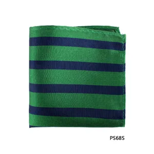 Detailopname van de groen met donkerblauwe gestreepte pochet voor formele herenkostuums.