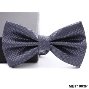 Primo piano dettagliato di un papillon grigio scuro a quadri, tessuto finemente lavorato.