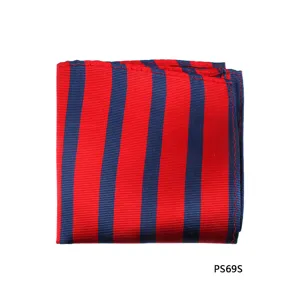 Close-up detail van de rood met blauw gestreepte zijden pochet voor heren kostuums.