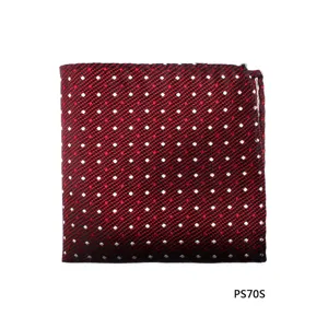Rood en zwart zijden pochet met witte stippen, elegante detailweergave voor pakken.