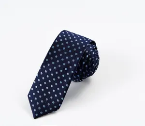 Vista dettagliata di una elegante cravatta in seta blu scuro da uomo con pois celesti.