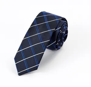 Cravatta in seta uomo affari righe strette dettaglio elegante accessorio moda formale.