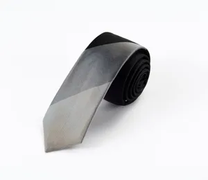 Primo piano di dettaglio di una elegante cravatta da uomo nera e argento arrotolata.