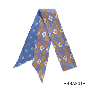 Detailansicht des eleganten blauen und orangen gemusterten diagonalen Seidenschal-Bandes.