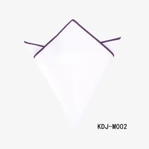 Pochette de costume blanche pour homme avec bord roulé violet, design élégant et chic.