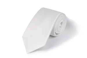 Detailansicht einer klassischen weißen gerollten Polyester-Twill-Herrenkrawatte.