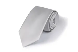 Detailansicht einer klassischen hellgrauen Herrenkrawatte im eleganten gerollten Design.