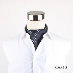 Vista dettagliata della sciarpa cravatta in seta blu marino a pois, elegante stile business.