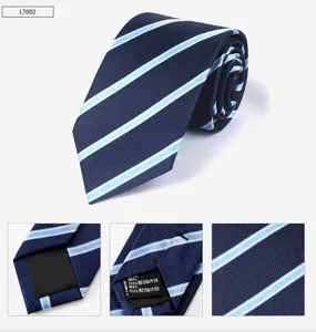 Klassische Herren Krawatte in Dunkelblau mit hellblauen Streifen, 7cm breite Detailansicht.