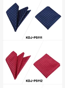 Gedetailleerd overzicht van heren polka dot pochet, met klassieke gestipte stofontwerp.