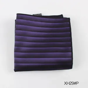 Paars gestreepte pochet voor heren detailopname, klassiek accessoire voor formeel jasje.