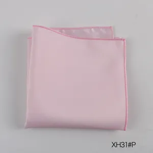Gedetailleerd overzicht van het lichtroze pochet met delicate roze gestikte randen voor pakken.