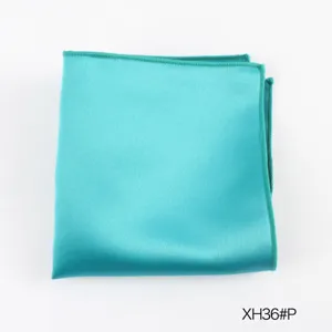 Detailopname van het blauwe polyester pochet met gladde stoftextur en nette randafwerking.