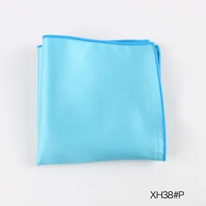 Gedetailleerd overzicht van een lichtblauwe polyester pochet met nette afgewerkte randen.