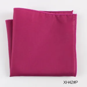 Gedetailleerd overzicht van een fuchsia heren pochette met nette gestikte randen.