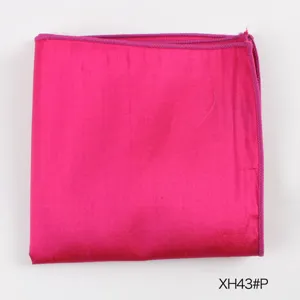 Close-up van roze polyester pochet, gladde stofstructuur en een netjes afgewerkte rand.