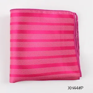 Gedetailleerd overzicht van een magenta herenpochet met wit gridpatroon, nette afwerking.