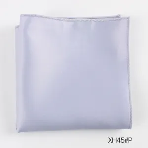 Elegante lichtpaarse heren pochet, premium zijdezachte zakdoek voor formele pakken en smokings.