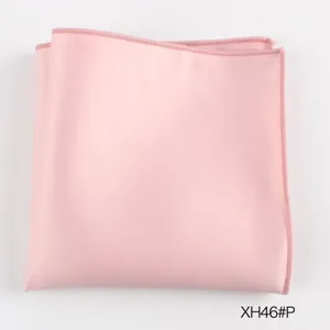Close-up van roze pochet voor heren, gevouwen stofdetail, elegante trouwzakdoek.