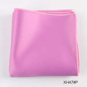 Gedetailleerd overzicht van de roze polyester pochette met fijne gestikte randen.
