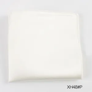 Gedetailleerd overzicht van een wit pochet, fijne randen, premium polyester stof textuur close-up.