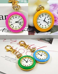 Vista dettagliata dell'orologio da tasca macaron colorato, orologio al quarzo portatile.